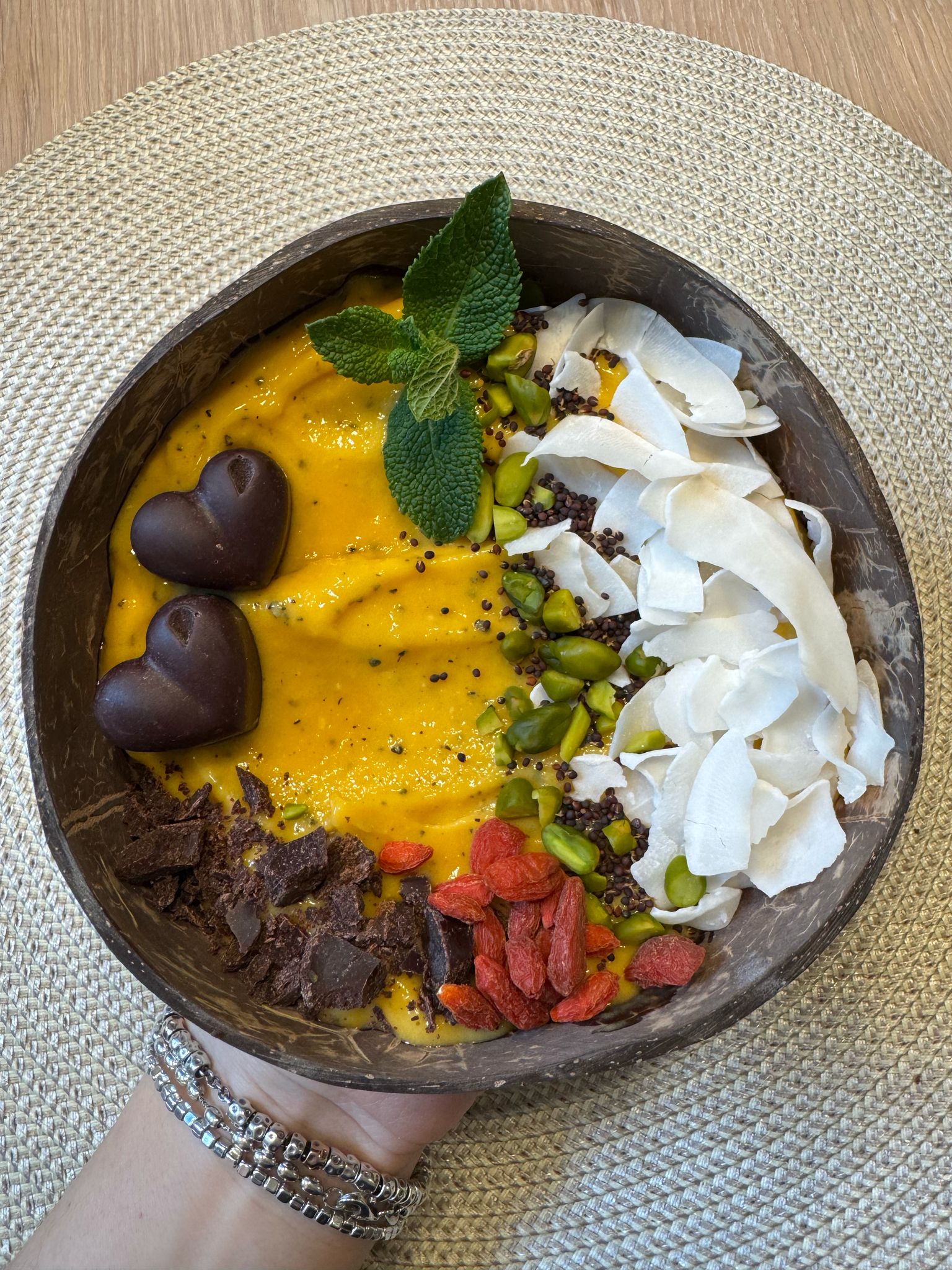 Goldene Smoothie Bowl mit Longevity Praline und goldener Chlorella