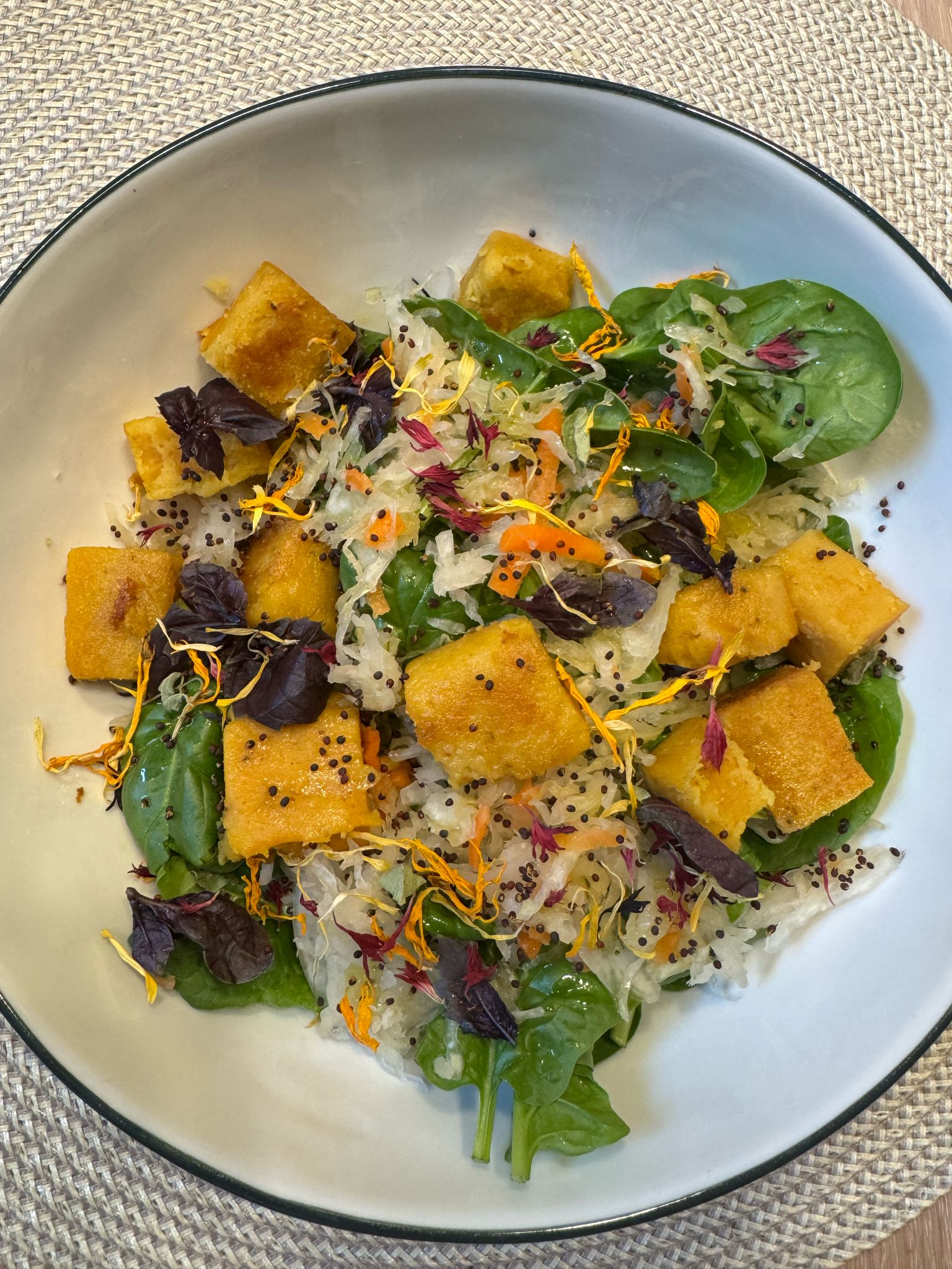Linsentofu auf Feldsalat mit Brokkolisprossen